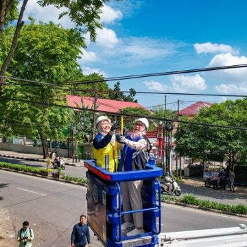 Wali Kota Lisa Halaby Potong Kabel Optik Udara, Tanda Dimulainya Penataan Utilitas Kota Banjarbaru