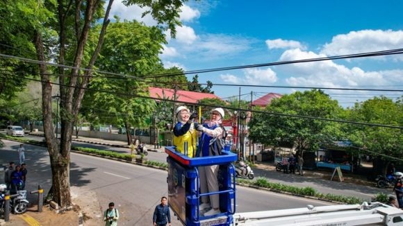 Wali Kota Lisa Halaby Potong Kabel Optik Udara, Tanda Dimulainya Penataan Utilitas Kota Banjarbaru