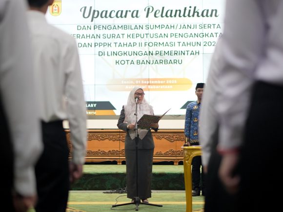 Wali Kota Banjarbaru Lantik PNS dan PPPK Tahap 2 Formasi 2024