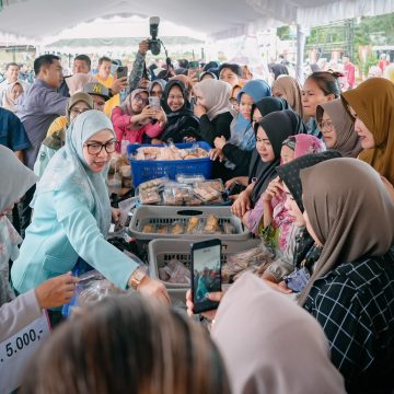Lisa Halaby Tinjau Gerakan Pangan Murah di Cempaka