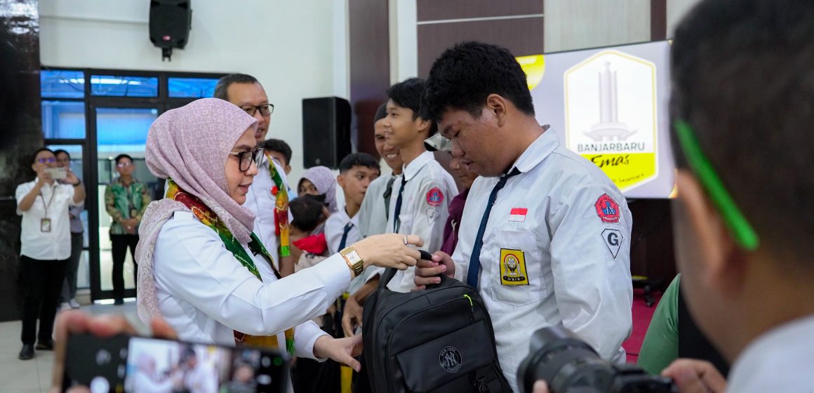 Wali Kota Banjarbaru Serahkan Bantuan Pendidikan dan Buka FTBI 2025