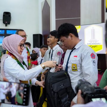 Wali Kota Banjarbaru Serahkan Bantuan Pendidikan dan Buka FTBI 2025