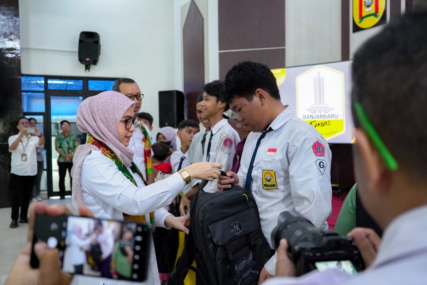 Wali Kota Banjarbaru Serahkan Bantuan Pendidikan dan Buka FTBI 2025