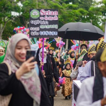 MCB00177bjbtv Semarak Hari Santri Nasional 2025, Pawai Ta’aruf dan Pembukaan Karang Taruna Festival Warnai Lapangan dr. Murdjani Banjarbaru