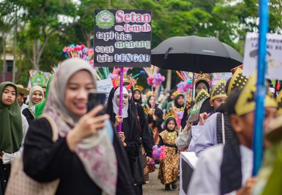 Semarak Hari Santri Nasional 2025, Pawai Ta’aruf dan Pembukaan Karang Taruna Festival Warnai Lapangan dr. Murdjani Banjarbaru