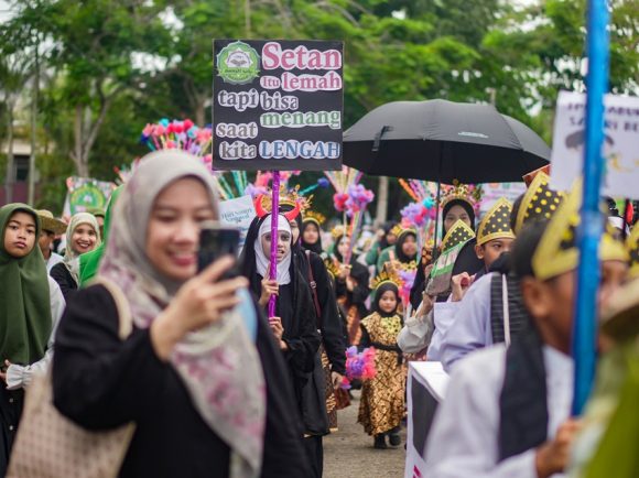 Semarak Hari Santri Nasional 2025, Pawai Ta’aruf dan Pembukaan Karang Taruna Festival Warnai Lapangan dr. Murdjani Banjarbaru