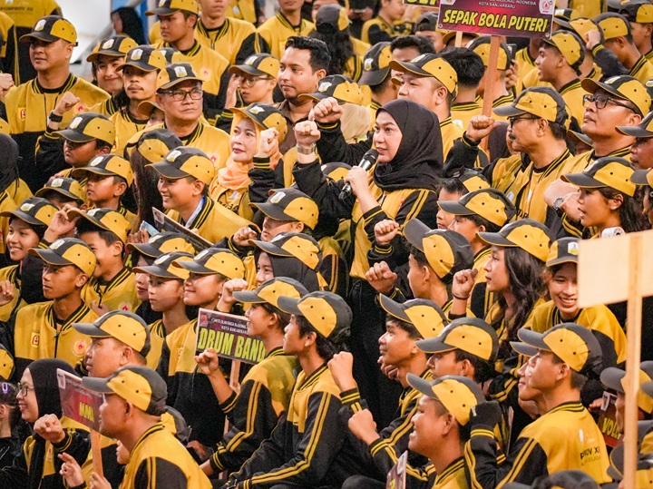 MCB01084 Wali Kota Lisa Resmi Lepas 55 Kontingen PORPROV XII Berlaga di Kabupaten Tanah Laut