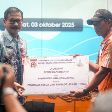 Wakil Wali Kota Banjarbaru Serahkan SK Wali Kota tentang Insentif Penjaga dan Penggali Kubur