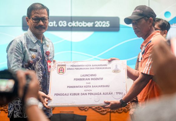 Wakil Wali Kota Banjarbaru Serahkan SK Wali Kota tentang Insentif Penjaga dan Penggali Kubur