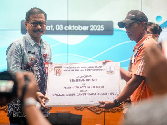 Wakil Wali Kota Banjarbaru Serahkan SK Wali Kota tentang Insentif Penjaga dan Penggali Kubur