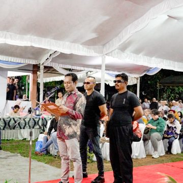 WhatsApp Image 2025-10-13 at 10.16.20 Warga Landasan Ulin serahkan Naskah saat Silaturahmi bersama Lisa-Wartono