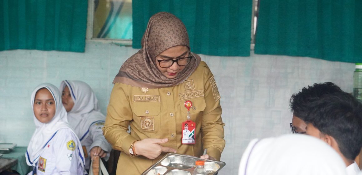 Kapolda & Walikota santap MBG bersama Siswa SMPN 5 Banjarbaru
