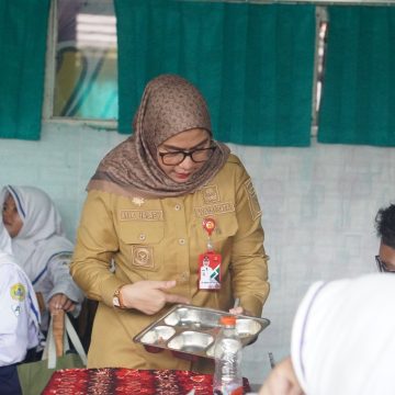 WhatsApp Image 2025-10-21 at 1.49.42 PM Kapolda & Walikota santap MBG bersama Siswa SMPN 5 Banjarbaru