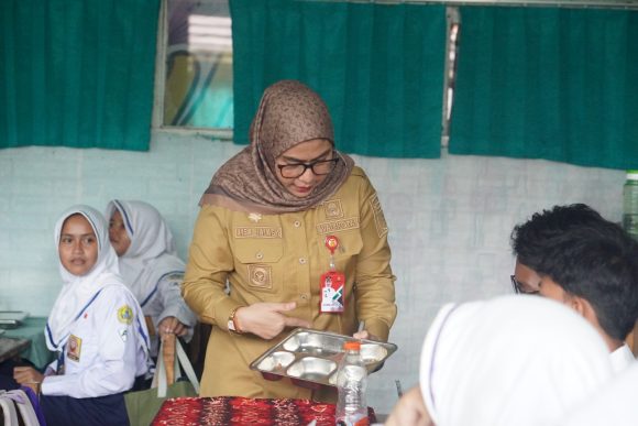 Kapolda & Walikota santap MBG bersama Siswa SMPN 5 Banjarbaru