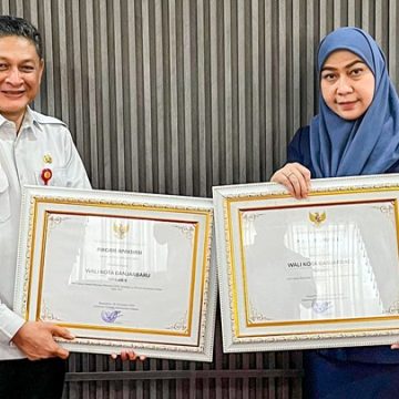Wali Kota Lisa Halaby Borong Dua Penghargaan Kategori Pendidikan Tingkat Kalsel 2025