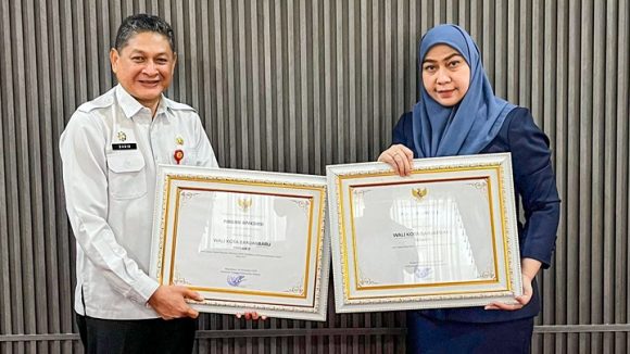 Wali Kota Lisa Halaby Borong Dua Penghargaan Kategori Pendidikan Tingkat Kalsel 2025