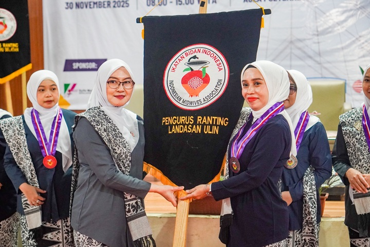 MCB09869 Manager Bidan Delima dan Ketua Ranting se-Kota Banjarbaru Dilantik, Teguhkan Peran Bidan Dalam Kesehatan Mental Ibu-Anak.