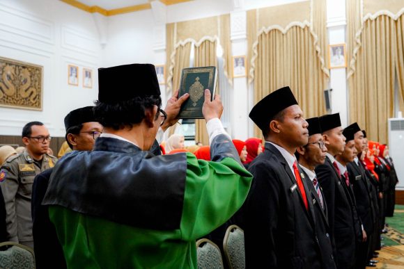 Banjarbaru Lantik 29 Pejabat Fungsional dan Serahkan SK Kenaikan Pangkat