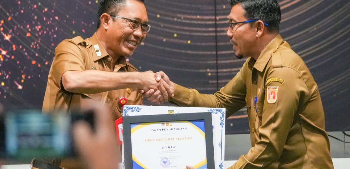 4(1) Sekda Banjarbaru Serahkan Penghargaan Lingkungan Hidup Award 2025, Tekankan Good Environmental Governance