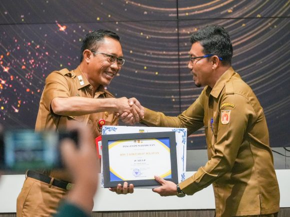 Sekda Banjarbaru Serahkan Penghargaan Lingkungan Hidup Award 2025, Tekankan Good Environmental Governance