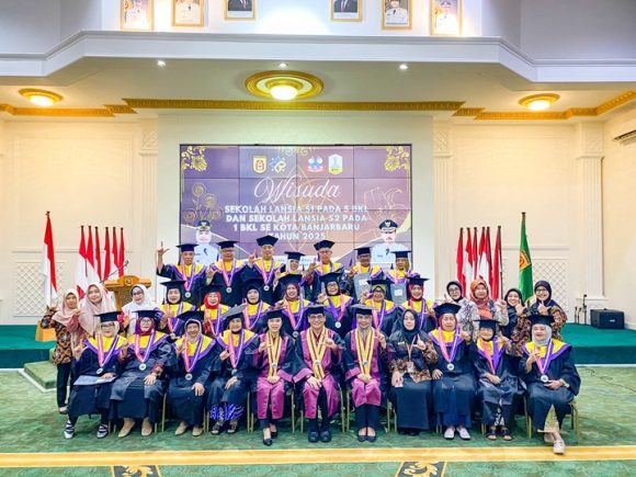 Sebanyak 110 Lansia Diwisuda, Bukti Pendidikan Tak Mengenal Usia.