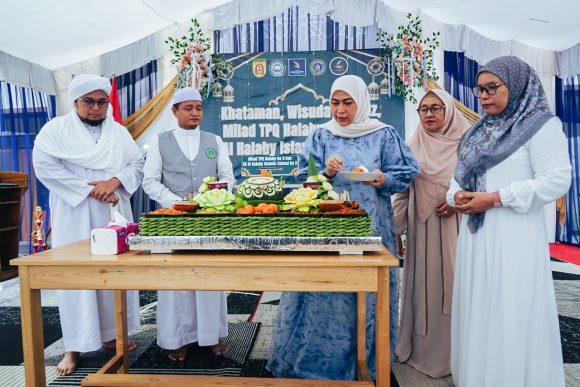 Meriahkan Milad TPQ dan SD Al Halaby, Hj. Erna Lisa Halaby Apresiasi Capaian Para Santri