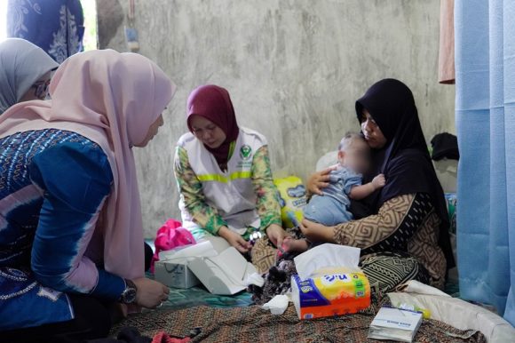 Peduli Warga, Wali Kota Lisa Serahkan Bantuan Bedah Rumah dan Pengobatan untuk Syifa Amira