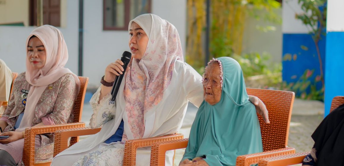 Wali Kota Lisa Hadir Dengan Hati, Pelukan Hangat Untuk Kaum Dhuafa dan Lansia Liang Anggang.