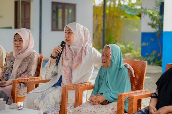 Wali Kota Lisa Hadir Dengan Hati, Pelukan Hangat Untuk Kaum Dhuafa dan Lansia Liang Anggang.