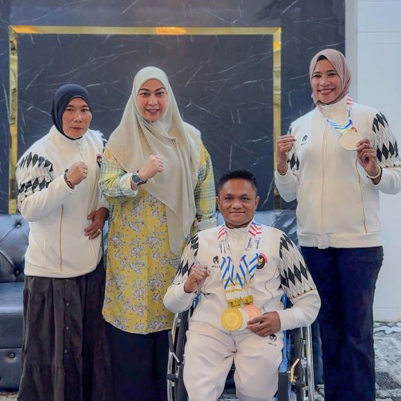 Penuh Haru dan Bangga, Wali Kota Lisa Sambut Tiga Pahlawan Paralimpik Banjarbaru di Kediaman.