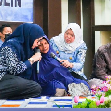 Silaturahmi Bersama Warga, Lisa Halaby Serap Aspirasi dan Serahkan Bantuan