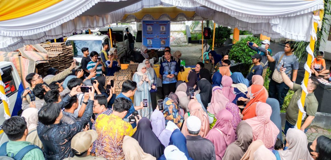 Warga Serbu Pasar Murah Bersubsidi, Wali Kota Erna Lisa Turun Langsung Bagikan Bawang Gratis.