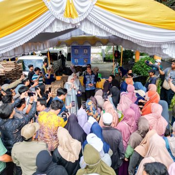 Warga Serbu Pasar Murah Bersubsidi, Wali Kota Erna Lisa Turun Langsung Bagikan Bawang Gratis.