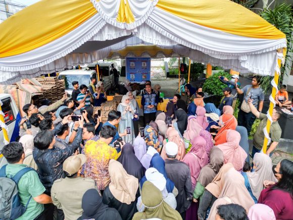 Warga Serbu Pasar Murah Bersubsidi, Wali Kota Erna Lisa Turun Langsung Bagikan Bawang Gratis.