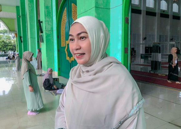 Rayakan Idul Fitri 1447 H di Banjarbaru, Wali Kota Lisa Pilih Berbagi daripada Seremonial