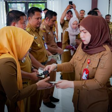 Wali Kota Banjabraru Dorong Studi Tiru Pengelolaan Sampah & Serahkan Ambulans