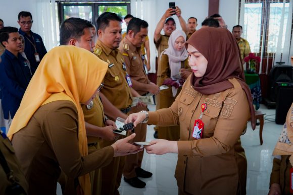 Wali Kota Banjabraru Dorong Studi Tiru Pengelolaan Sampah & Serahkan Ambulans
