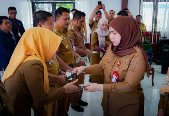 Wali Kota Banjabraru Dorong Studi Tiru Pengelolaan Sampah & Serahkan Ambulans