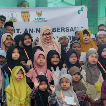 Hadirkan Senyum di Bulan Suci, Wali Kota Banjarbaru Bagikan Santunan bagi Anak Yatim