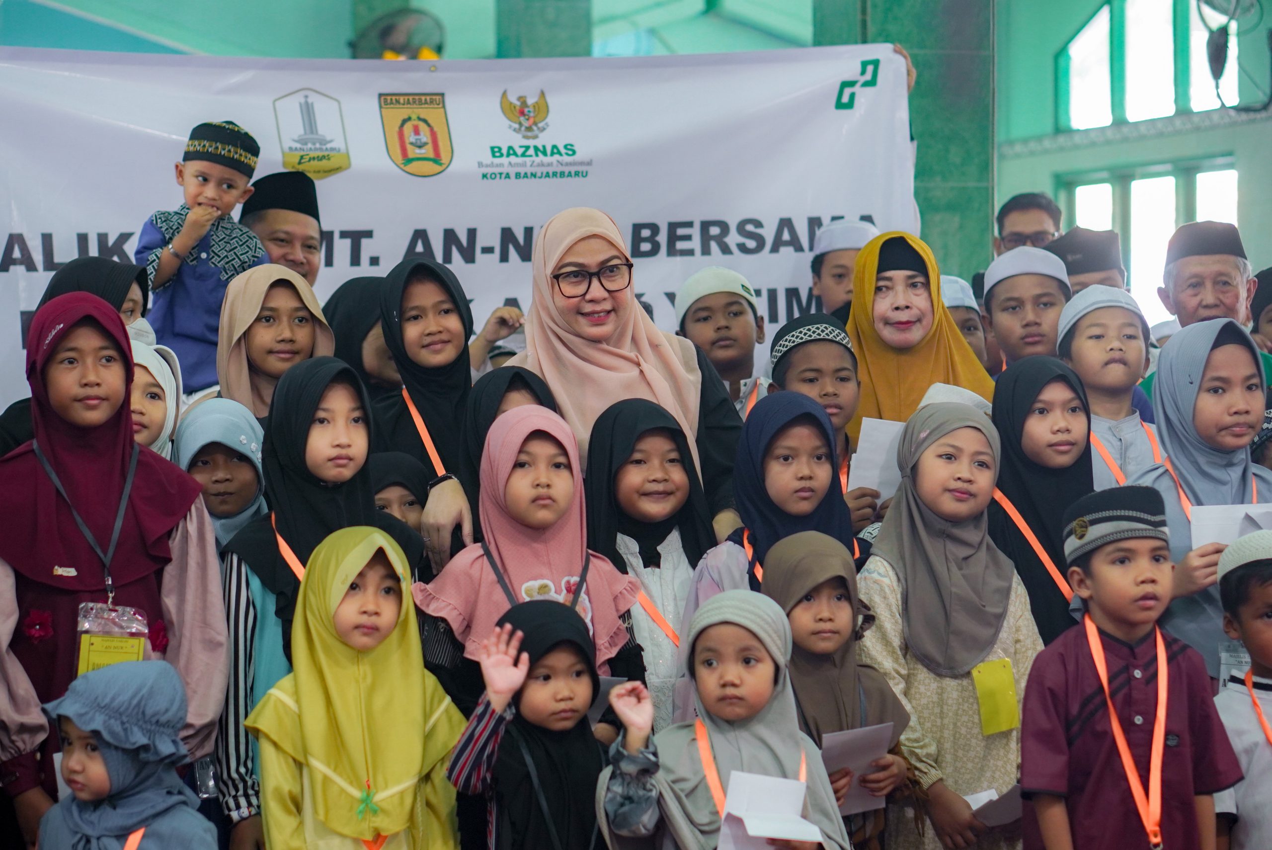 Hadirkan Senyum di Bulan Suci, Wali Kota Banjarbaru Bagikan Santunan bagi Anak Yatim