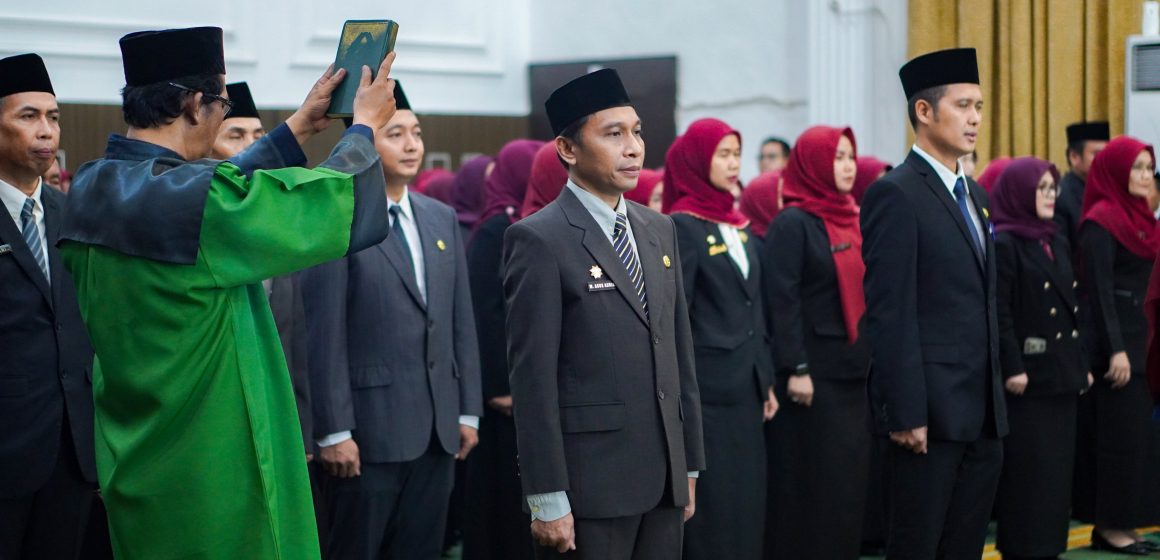 Tanamkan Kebaikan dalam Melayani, Lisa Halaby Kukuhkan Pejabat Lingkup Pemkot Banjarbaru