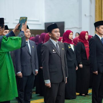 Tanamkan Kebaikan dalam Melayani, Lisa Halaby Kukuhkan Pejabat Lingkup Pemkot Banjarbaru