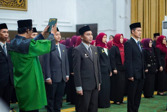 Tanamkan Kebaikan dalam Melayani, Lisa Halaby Kukuhkan Pejabat Lingkup Pemkot Banjarbaru