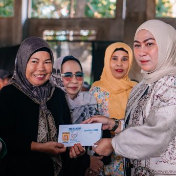Erna Lisa Halaby Serahkan Bantuan kepada Warga bersama Yayasan Mentaos Peduli