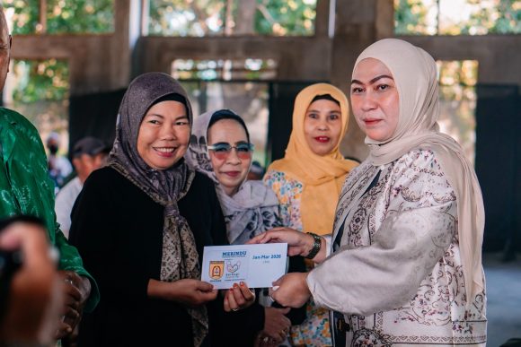 Erna Lisa Halaby Serahkan Bantuan kepada Warga bersama Yayasan Mentaos Peduli