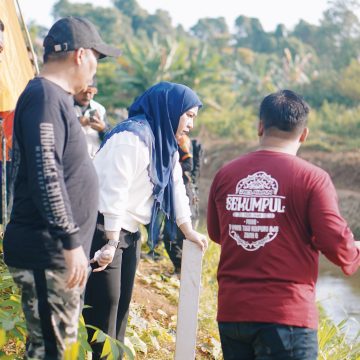 Wali Kota Banjarbaru Pimpin Langsung Susur Sungai dan Aksi Bersih-Bersih Bantaran Sungai Karet di Loktabat Utara