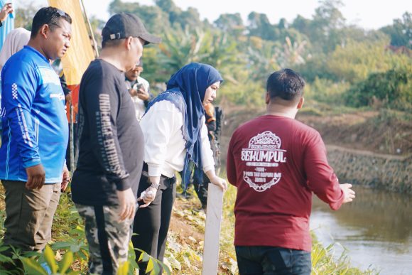 Wali Kota Banjarbaru Pimpin Langsung Susur Sungai dan Aksi Bersih-Bersih Bantaran Sungai Karet di Loktabat Utara