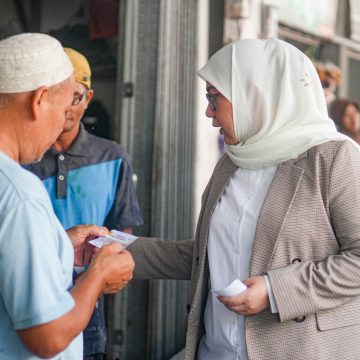 Semarak HUT ke-27, Wali Kota Lisa Bagikan Voucher Belanja di Pasar Bauntung