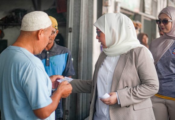 Semarak HUT ke-27, Wali Kota Lisa Bagikan Voucher Belanja di Pasar Bauntung