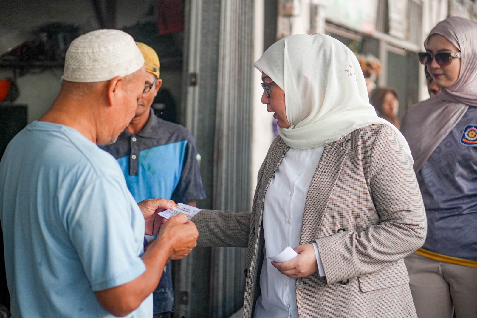 Semarak HUT ke-27, Wali Kota Lisa Bagikan Voucher Belanja di Pasar Bauntung